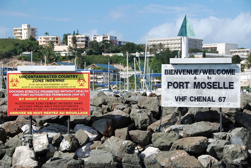 39- Les panneaux d'accueil a l'entree de Port-Moselle.JPG